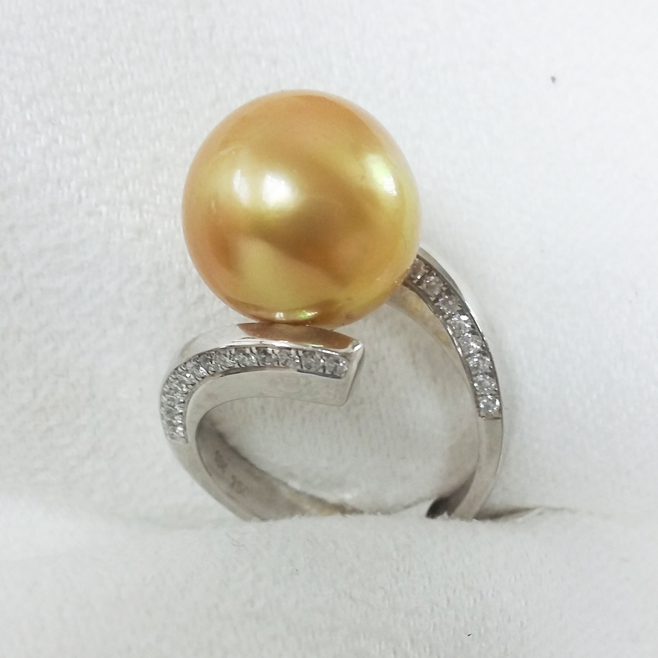 14K white gold with natural golden South Sea pearl