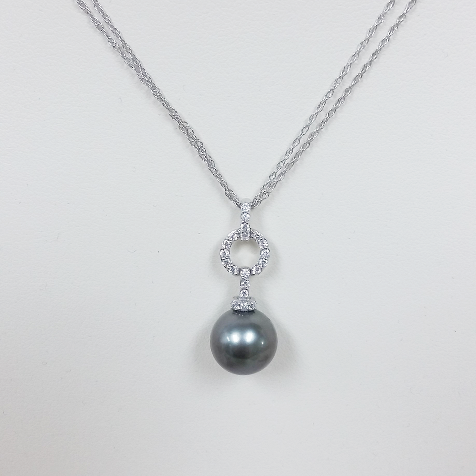 14K white gold with black Akoya pearl and diamonds