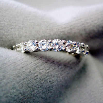 14kwg shared prong band with full cut diamonds